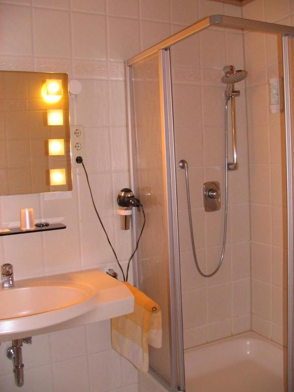 Hotel-Barbarossa-Garni Bei Hanau Rodenbach  Bilik gambar
